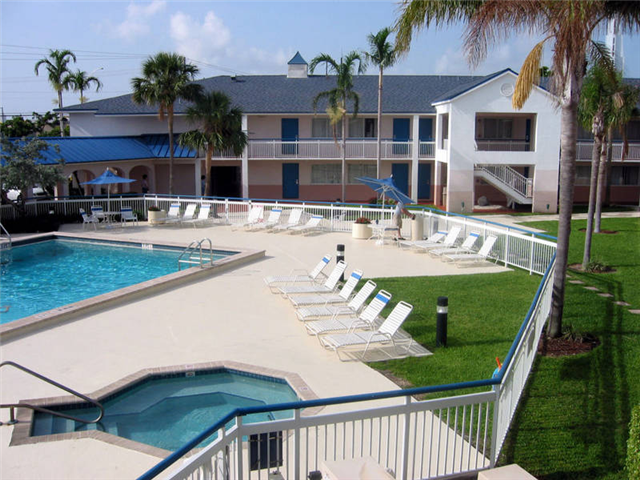 Pool and sundeck at LAL Fort Lauderdale